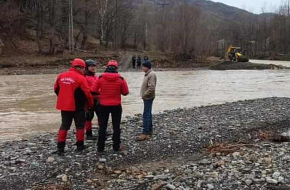 Un bărbat a murit luat de curent pe râul Putna, încercând să ajungă la animalele lui 826423