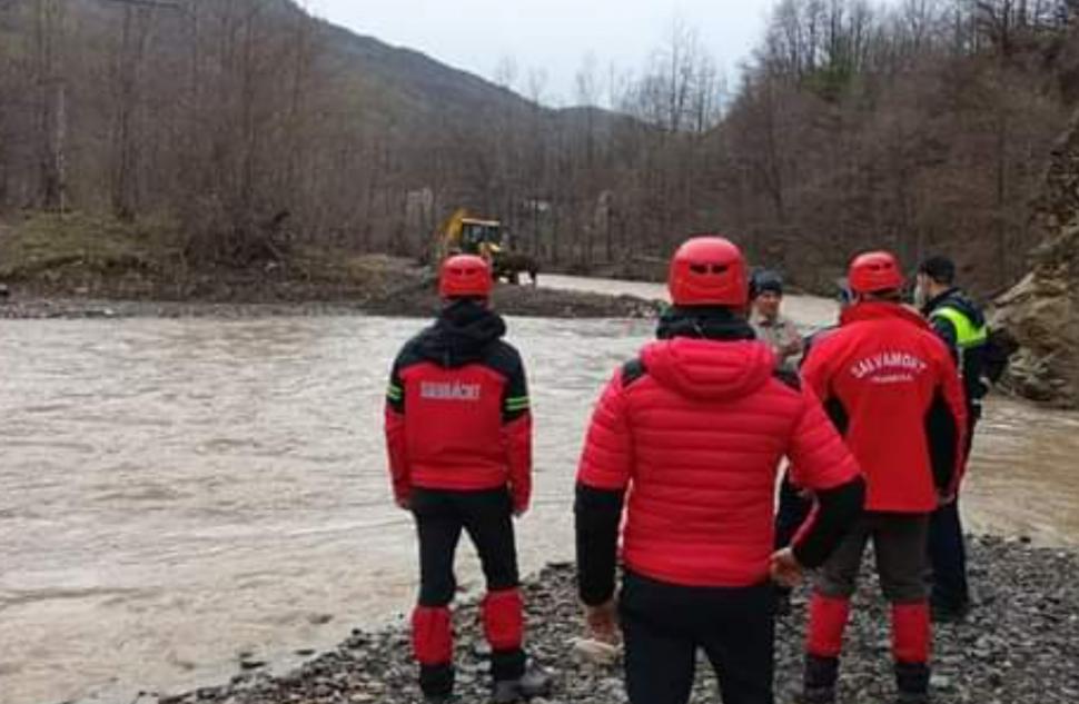 Un bărbat a murit luat de curent pe râul Putna, încercând să ajungă la animalele lui 826424