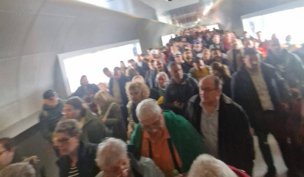 Haos de nedescris pe Aeroportul Otopeni. Oamenii s-au călcat în picioare în zona terminalului Sosiri 826551