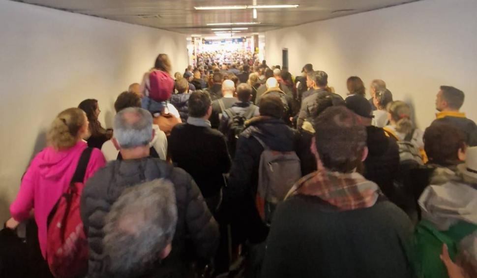 Haos de nedescris pe Aeroportul Otopeni. Oamenii s-au călcat în picioare în zona terminalului Sosiri 826553