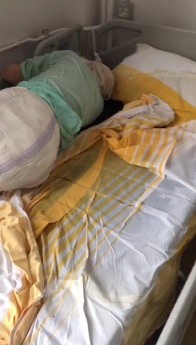 Imagini cutremurătoare din Spitalul de Urgenţe Reşiţa. Bolnavii stau în aşternuturi murdare şi ude  826544