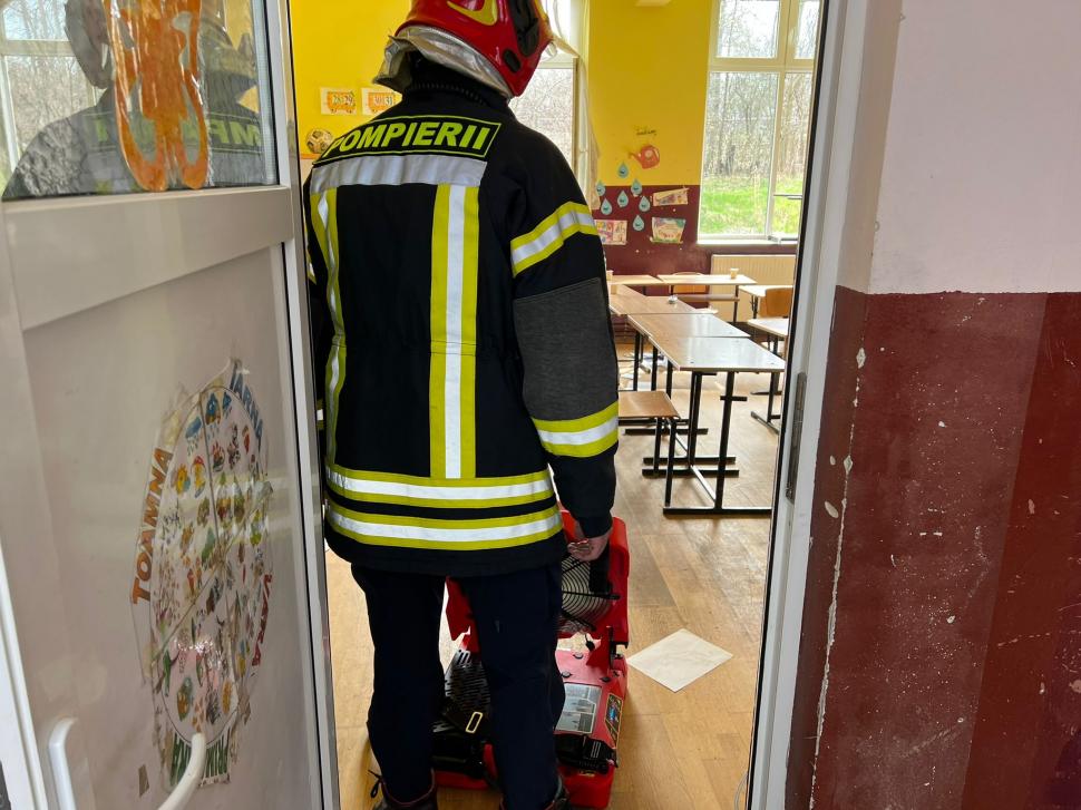 Incendiu la o școală din județul Sibiu! Zeci de elevi și profesori s-au autoevacuat 826564