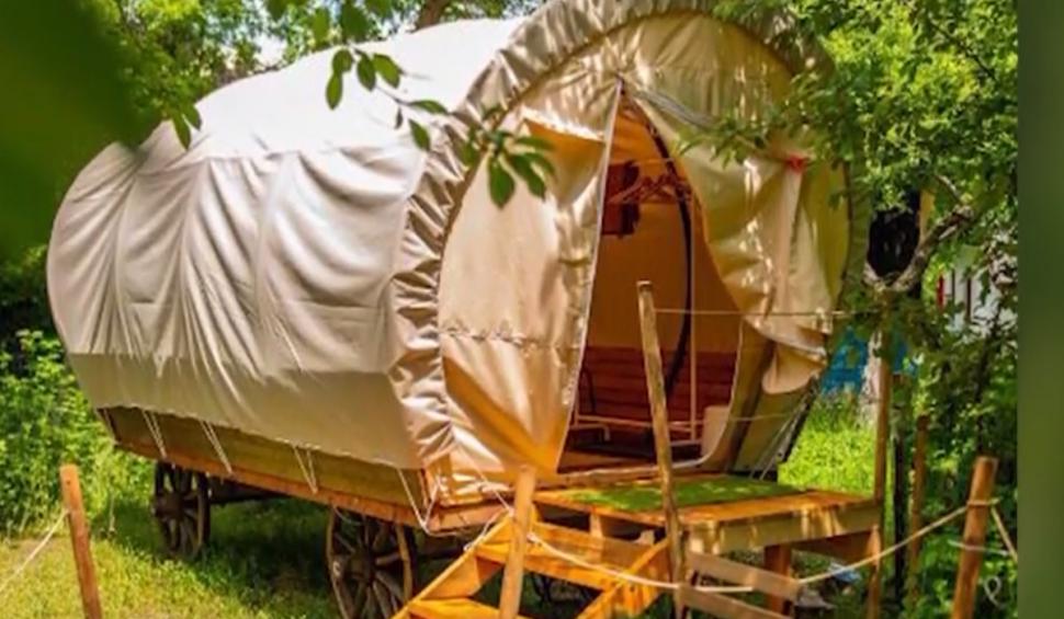Cât costă o noapte de cazare într-o căruţă în vacanţa de Paşte, în Braşov  826590