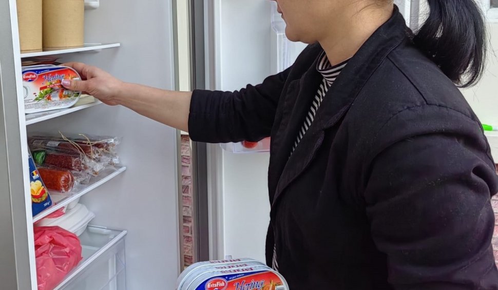 Primul oraș din România cu un "frigider comunitar". Oamenii pot lua mâncare fără să plătească