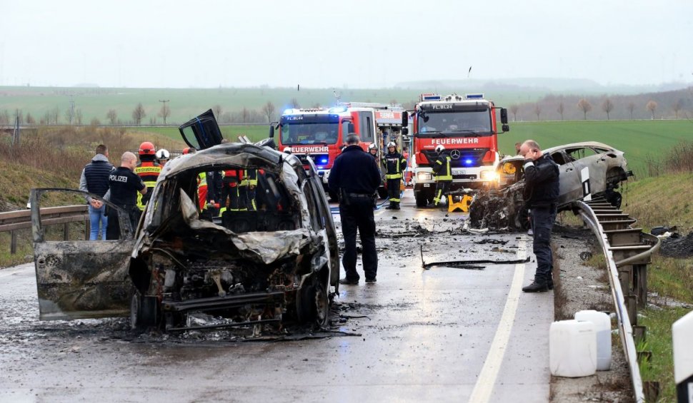 Şapte morţi într-un accident horror pe autostradă. Cinci prieteni au murit împreună într-o maşină făcută scrum, în Bad Langensalza, Germania