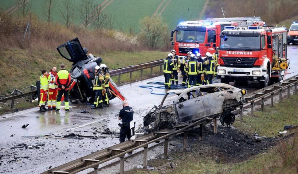 Şapte morţi într-un accident horror pe autostradă. Cinci prieteni au murit împreună într-o maşină făcută scrum, în Bad Langensalza, Germania 826534