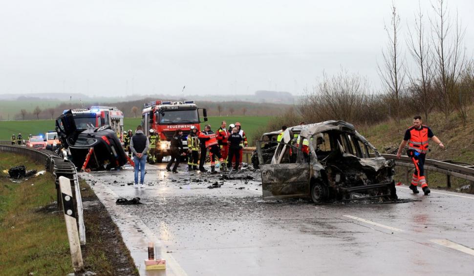 Şapte morţi într-un accident horror pe autostradă. Cinci prieteni au murit împreună într-o maşină făcută scrum, în Bad Langensalza, Germania 826535