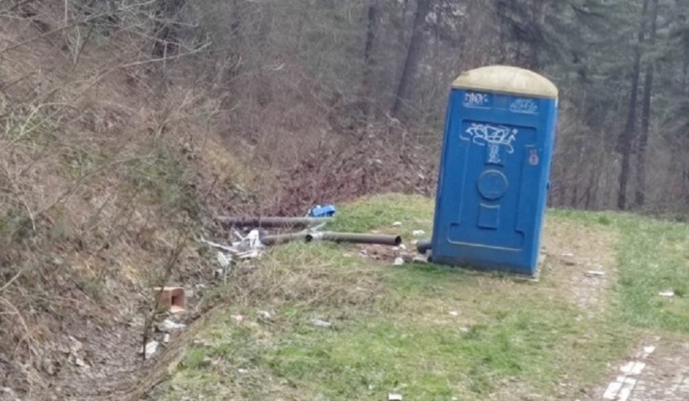 Toaleta unui parc din Petroșani a fost furată de niște localnici, care au dus-o acasă. Cum i-au prins polițiștii