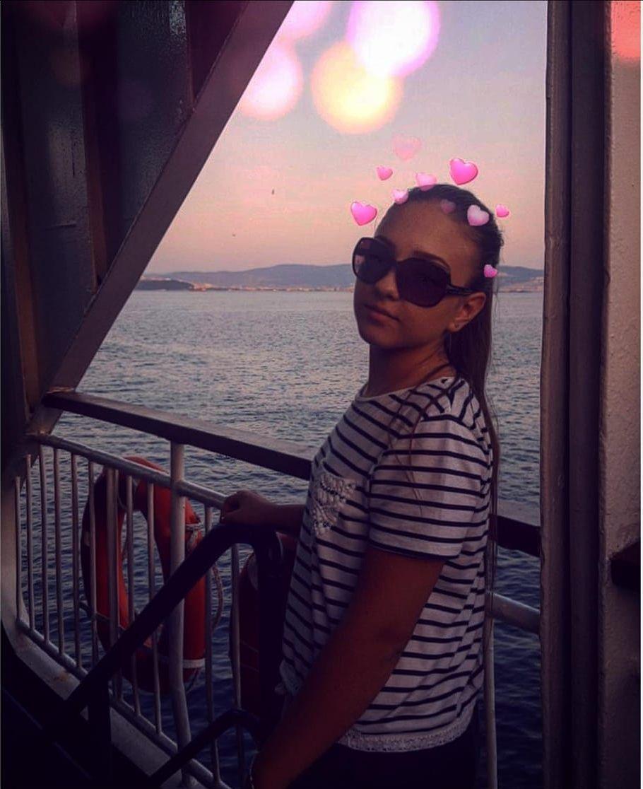 Alexia a murit la 19 ani, chiar de ziua ei, pe "drumul morţii", într-un accident rutier. "De ce, surioara mea? De ce nu ţi-am sărbătorit astăzi ziua de naştere?" 826746