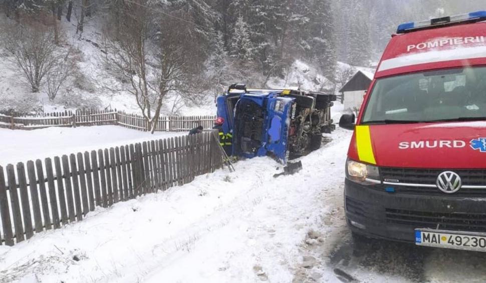 Camion încărcat cu zahăr, răsturnat în șanț într-o localitate din Harghita. Autoritățile au impus restricții de circulaţie 826790
