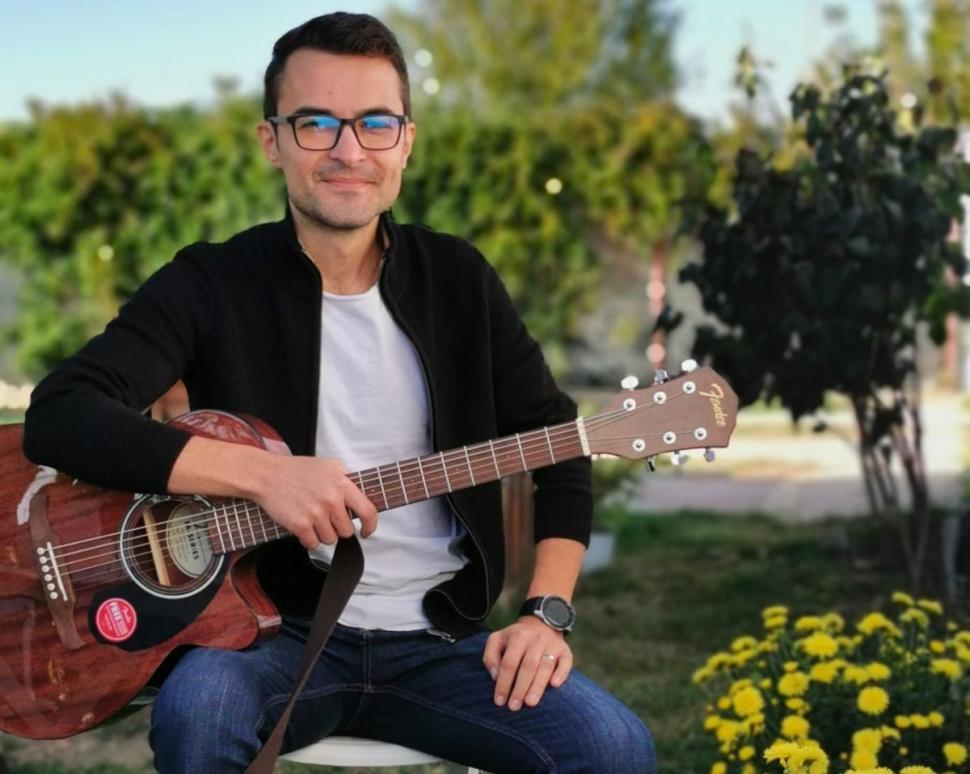 Un cântăreţ îndrăgit de muzică populară a murit la 31 de ani. "Lumina reflectoarelor s-a stins pentru el!" 826695