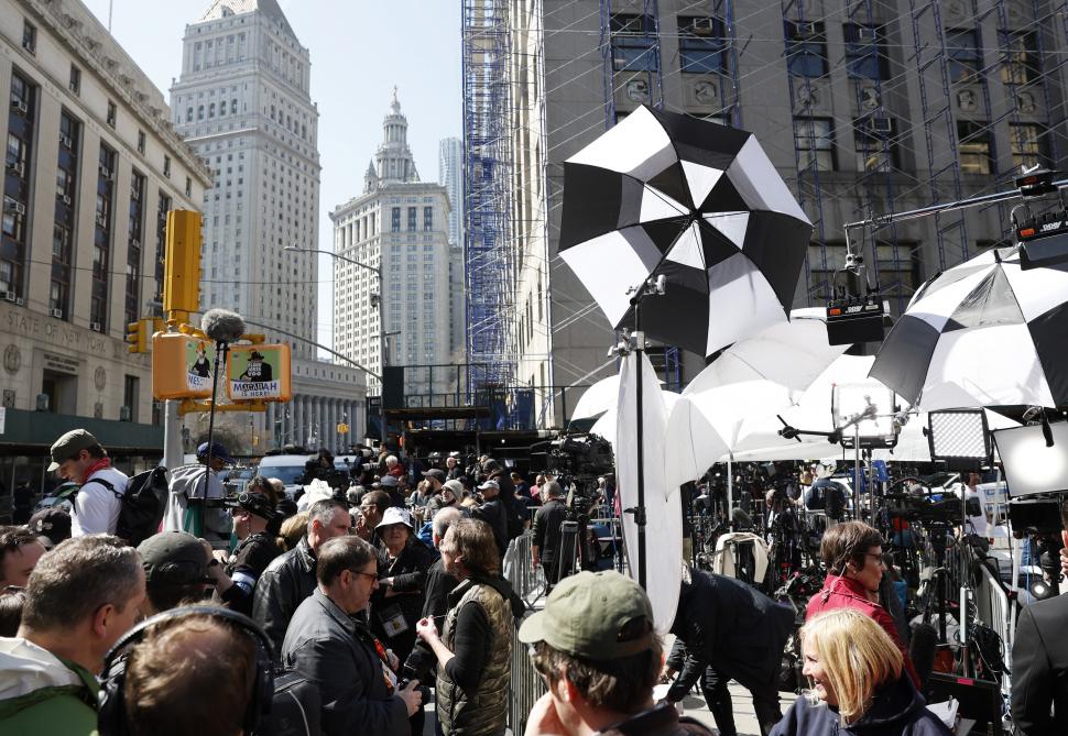 Primele imagini cu Donald Trump la Parchetul din Manhattan. El urmează să fie prezentat instanţei 826857