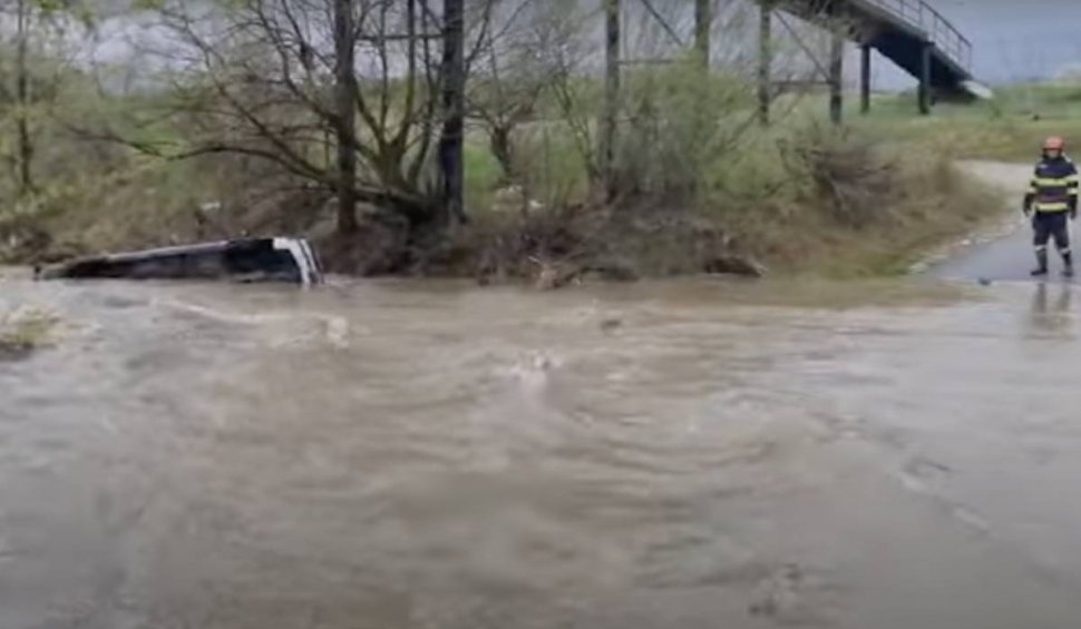 O mașină a fost luată de ape, în pârâul Pesceana din Vâlcea. Intervenţie de urgenţă a salvatorilor