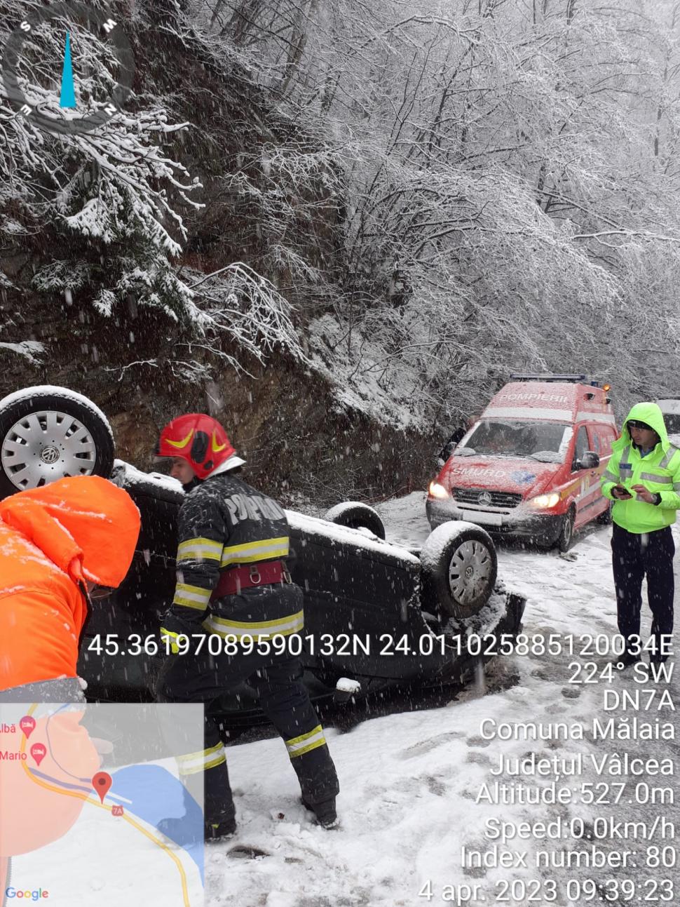 O mașină s-a răsturnat pe Valea Oltului. Traficul este îngreunat din cauza condițiilor meteo 826699