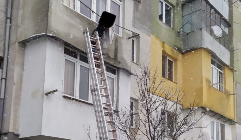 O tânără a căzut de la etajul trei al unui bloc, încercând să fugă de soț, și a rămas agățată în sârmele de rufe, în Avrig, județul Sibiu