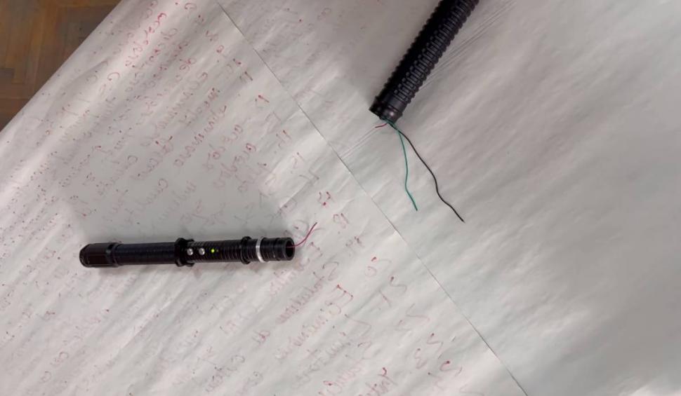 "S-a rupt la a treia utilizare". Cum arată bastoanele "chinezeşti" cu electroşocuri ale Poliţiei Române, cumpărate în pandemie 826946