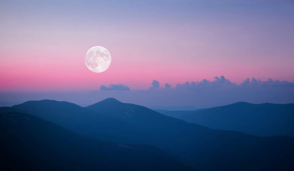 Fenomen uimitor pe cerul României | Când va putea fi văzută Luna Roz