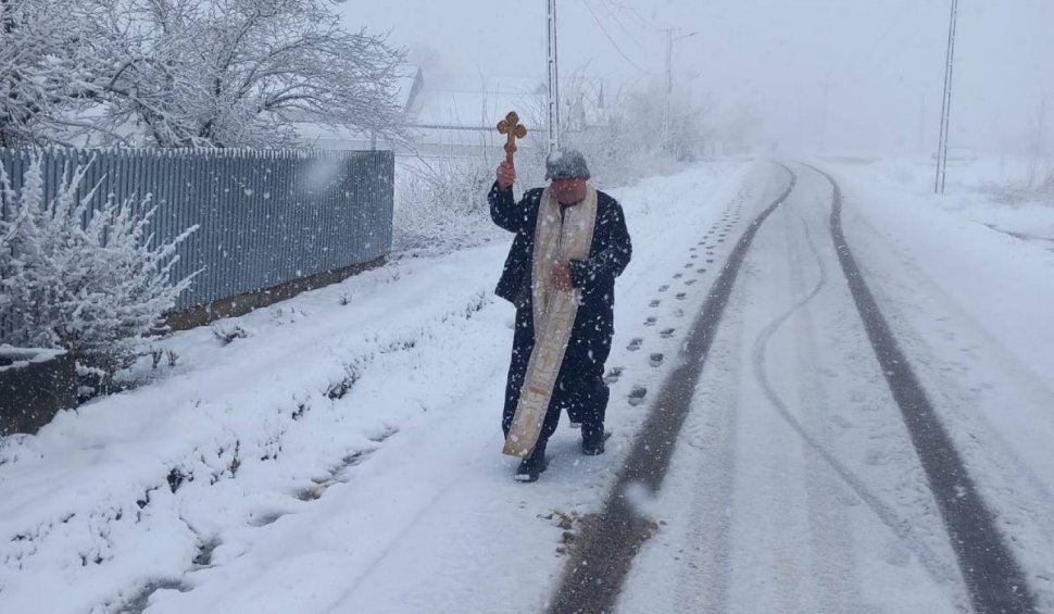 Explicaţia preotului care a ieşit cu crucea pe stradă în mijlocul furtunii de zăpadă. "Noi, preoţii, nu putem amâna sărbătorile"