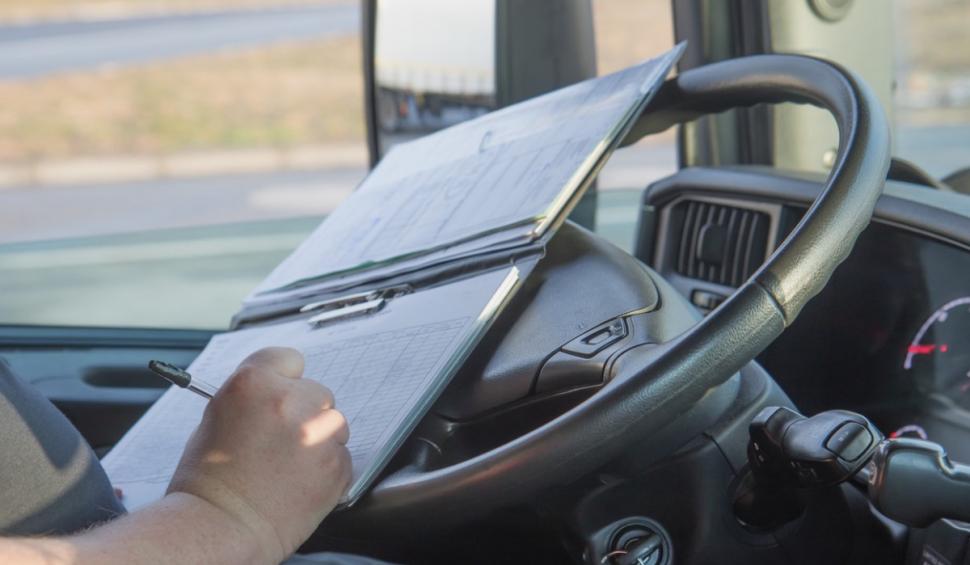 Șofer de autocamion, prins de polițiști când fura combustibilul din vehicul. Cum și-a explicat gestul