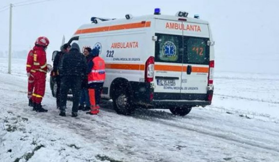 Vremea face ravagii pe drumurile din România. Un pensionar a fost transportat cu un tractor până la ambulanță în Neamţ