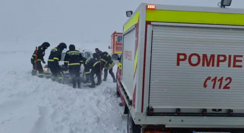 Vortexul polar face prăpăd în nordul Moldovei: Sute de oameni, rămaşi fără curent electric. Zeci de maşini, blocate pe drumuri 826924