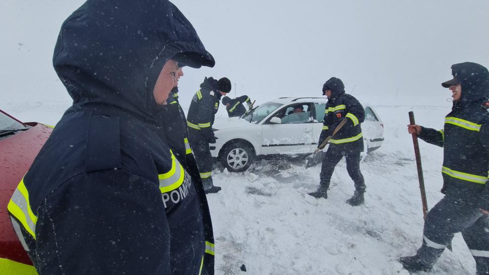 Vortexul polar face prăpăd în nordul Moldovei: Sute de oameni, rămaşi fără curent electric. Zeci de maşini, blocate pe drumuri 826926