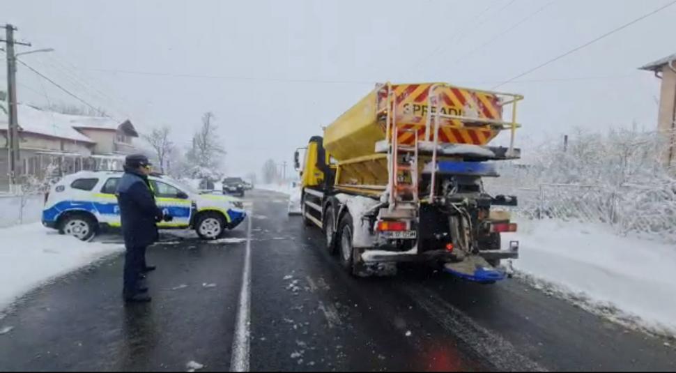 Vortexul polar face prăpăd în nordul Moldovei: Sute de oameni, rămaşi fără curent electric. Zeci de maşini, blocate pe drumuri 826927