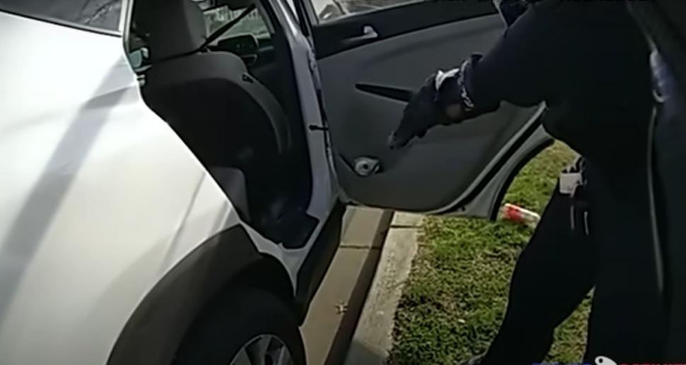 Un adolescent de 17 ani aflat la volanul unei mașini furate a fost împușcat mortal de polițistul de pe bancheta din spate | Imagini cu impact emoțional 827308