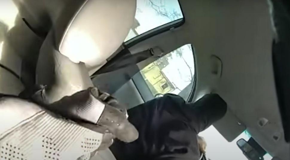 Un adolescent de 17 ani aflat la volanul unei mașini furate a fost împușcat mortal de polițistul de pe bancheta din spate | Imagini cu impact emoțional 827309