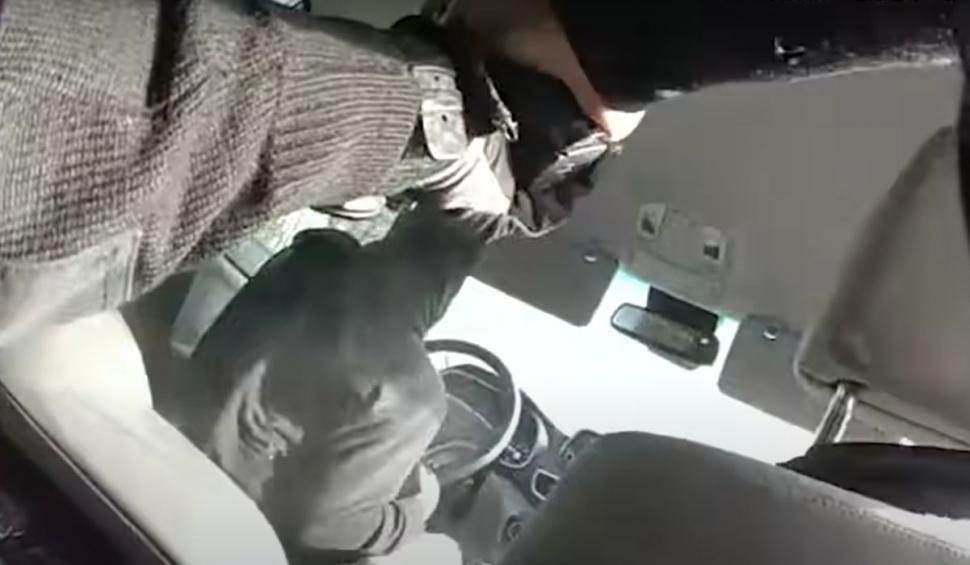 Un adolescent de 17 ani aflat la volanul unei mașini furate a fost împușcat mortal de polițistul de pe bancheta din spate | Imagini cu impact emoțional 827310