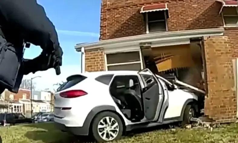 Un adolescent de 17 ani aflat la volanul unei mașini furate a fost împușcat mortal de polițistul de pe bancheta din spate | Imagini cu impact emoțional 827311