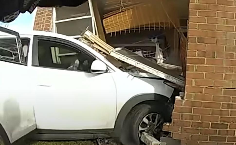 Un adolescent de 17 ani aflat la volanul unei mașini furate a fost împușcat mortal de polițistul de pe bancheta din spate | Imagini cu impact emoțional 827312