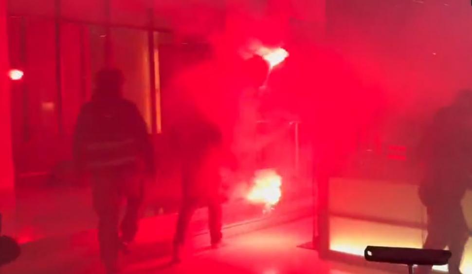 "Ne iau banii de pensii!" | Protestatari furioși înarmați cu rachete de semnalizare au luat cu asaltat sediul din Paris al BlackRock, cel mai mare administrator financiar din lume 827318