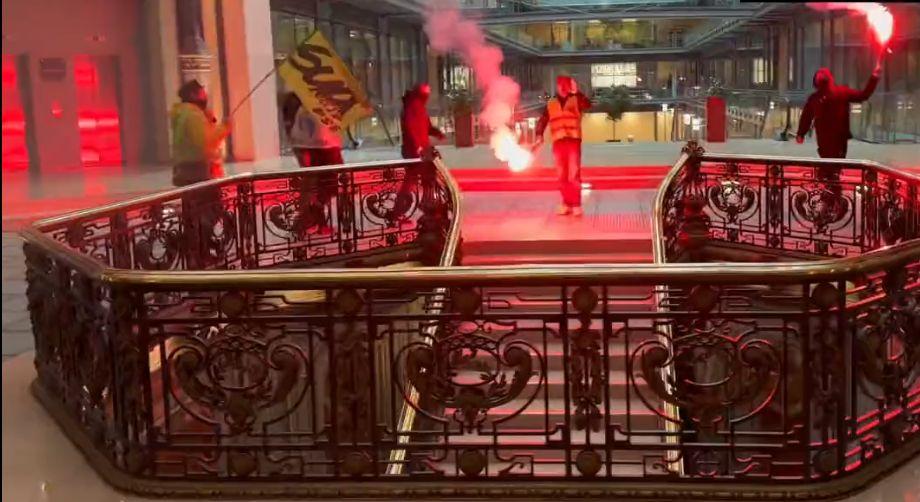 "Ne iau banii de pensii!" | Protestatari furioși înarmați cu rachete de semnalizare au luat cu asaltat sediul din Paris al BlackRock, cel mai mare administrator financiar din lume 827321