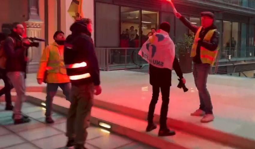 "Ne iau banii de pensii!" | Protestatari furioși înarmați cu rachete de semnalizare au luat cu asaltat sediul din Paris al BlackRock, cel mai mare administrator financiar din lume 827322