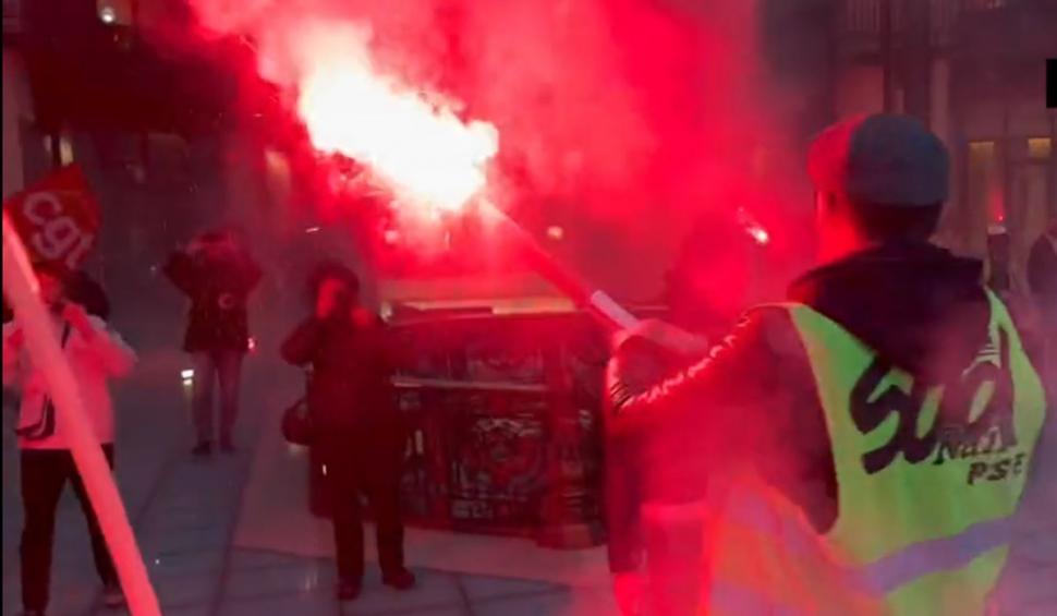 "Ne iau banii de pensii!" | Protestatari furioși înarmați cu rachete de semnalizare au luat cu asaltat sediul din Paris al BlackRock, cel mai mare administrator financiar din lume 827325