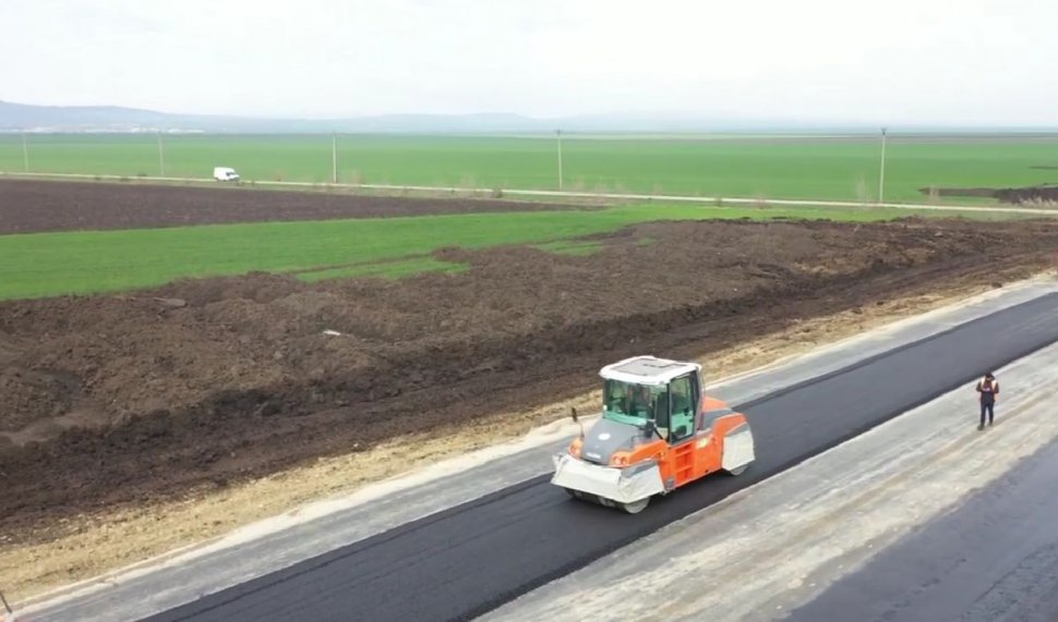 A fost turnat primul strat de asfalt pe Autostrada Moldovei. Sorin Grindeanu: "Evoluție spectaculoasă a șantierului"