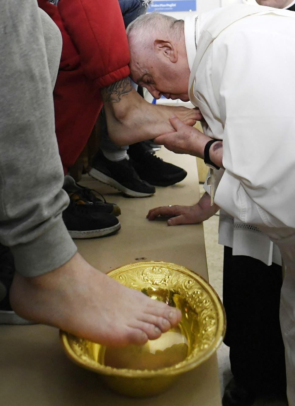 Papa Francisc a spălat în Joia Mare picioarele a 12 tineri deținuți, din mai multe țări, inclusiv România 827347