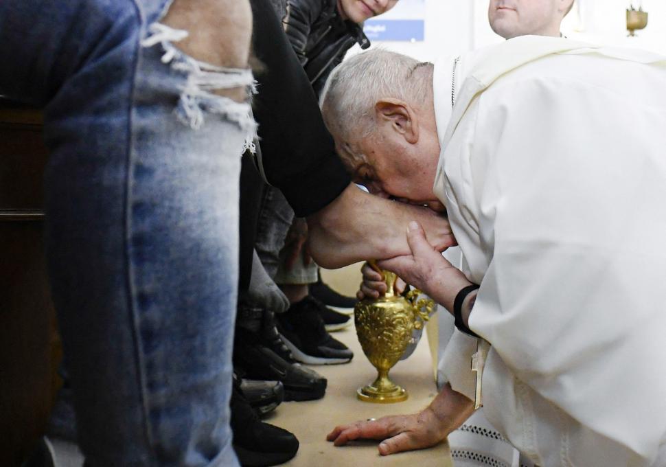 Papa Francisc a spălat în Joia Mare picioarele a 12 tineri deținuți, din mai multe țări, inclusiv România 827348