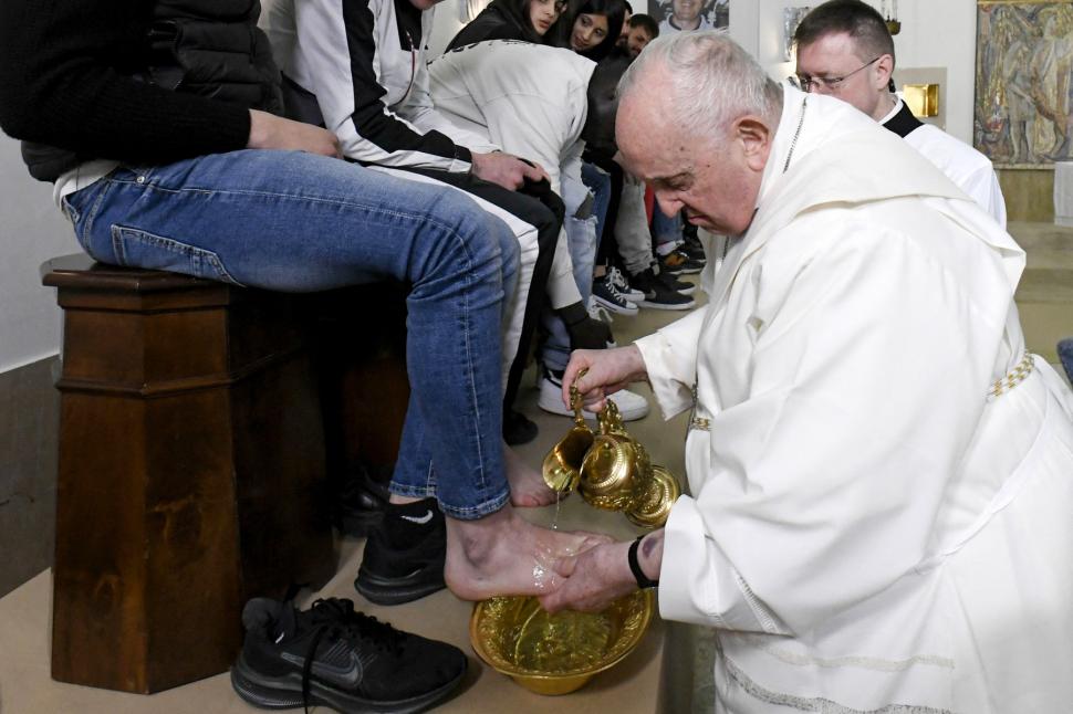 Papa Francisc a spălat în Joia Mare picioarele a 12 tineri deținuți, din mai multe țări, inclusiv România 827349