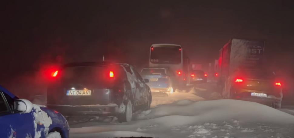 "E cumplit ce este aici. N-am văzut o singură mașină de deszăpezire". Mesajul disperat al unui român blocat pe un drum european din Moldova 827175