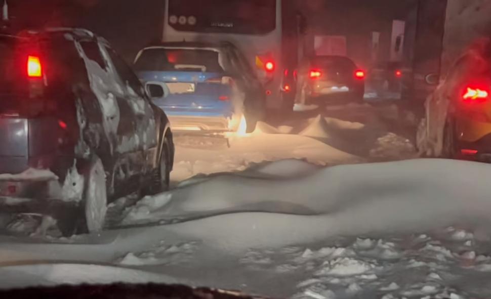 "E cumplit ce este aici. N-am văzut o singură mașină de deszăpezire". Mesajul disperat al unui român blocat pe un drum european din Moldova 827176