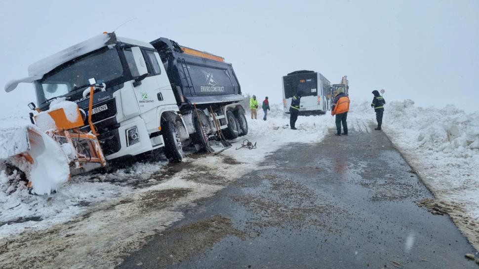 Vortexul polar a paralizat România | Zăpada face prăpăd în regiunea Moldovei | Zeci de şoferi au rămas captivi, cu orele, în nămeţi 827115