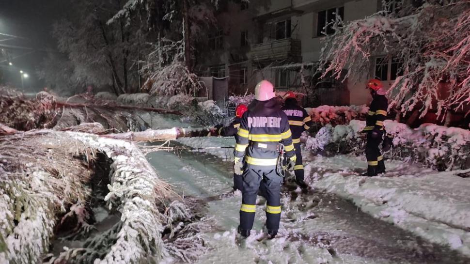 Vortexul polar face prăpăd în România! Pompierii intervin să salveze sute de persoane blocate din cauza zăpezii 827155