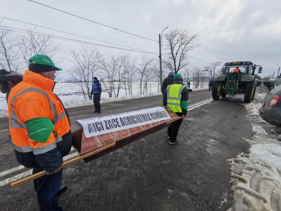 Protest naţional al fermierilor: Sunt blocate patru vămi şi portul Constanţa 827477