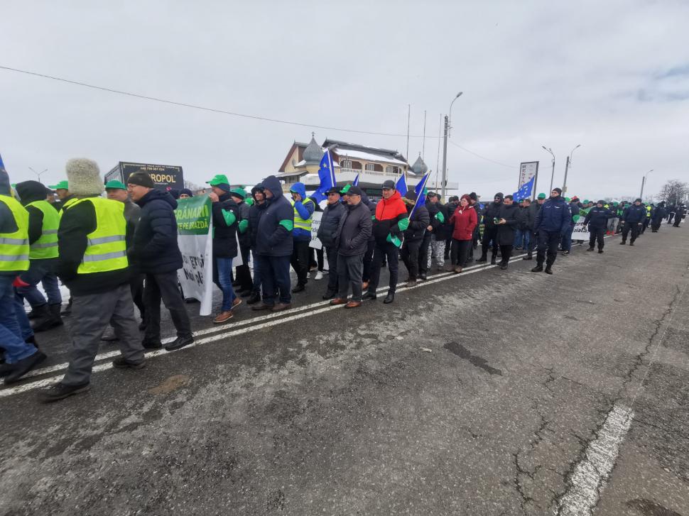 Protest naţional al fermierilor: Sunt blocate patru vămi şi portul Constanţa 827480
