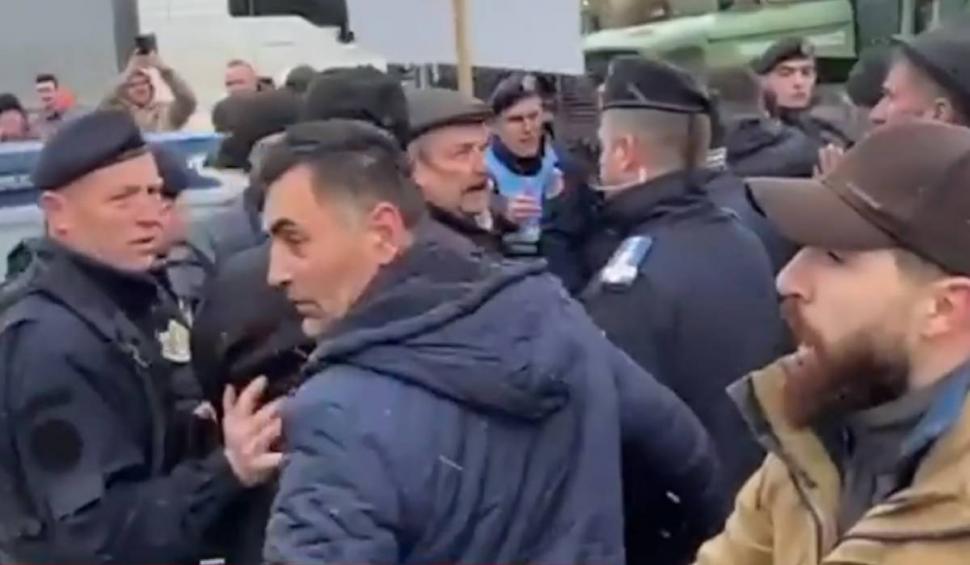 Imaginile momentului! Scandal între jandarmi şi fermieri la protestul naţional. Forţele de ordine s-au pus în faţa utilajelor 827446