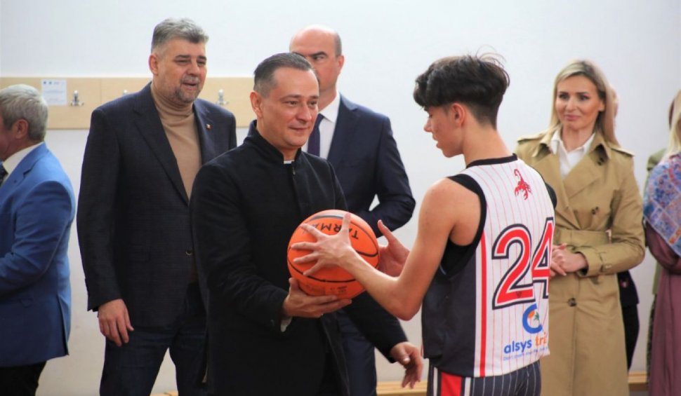 Ziua Internaţională a Sportului, sărbătorită la o şcoală din Sectorul 4. Marcel Ciolacu: "Vă anunţ cu tristeţe, sunt zero euro pentru sport în PNRR"