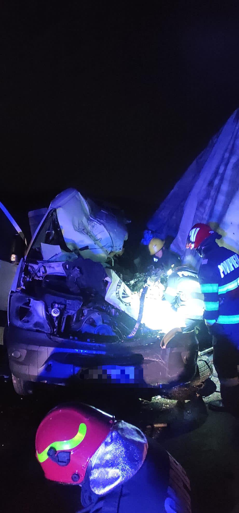 Accident cumplit între un TIR și un microbuz în Mureș. Un bărbat a murit și alte două persoane au fost rănite 827561