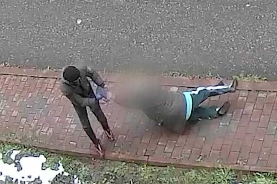 Bătrână trântită la pământ de un tânăr pentru bani. Jaful a fost surprins de camerele de supraveghere 827604